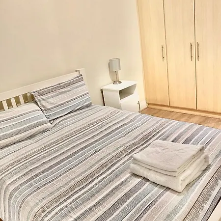 Lovely 2 Bedroom In Apartment *