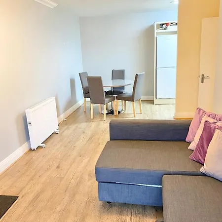 Apartment Lovely 2 Bedroom In